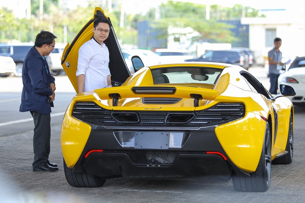  
Phan Thành bên chiếc siêu xe 800.000 USD (hơn 18 tỷ đồng). (Ảnh: BFGrelax).