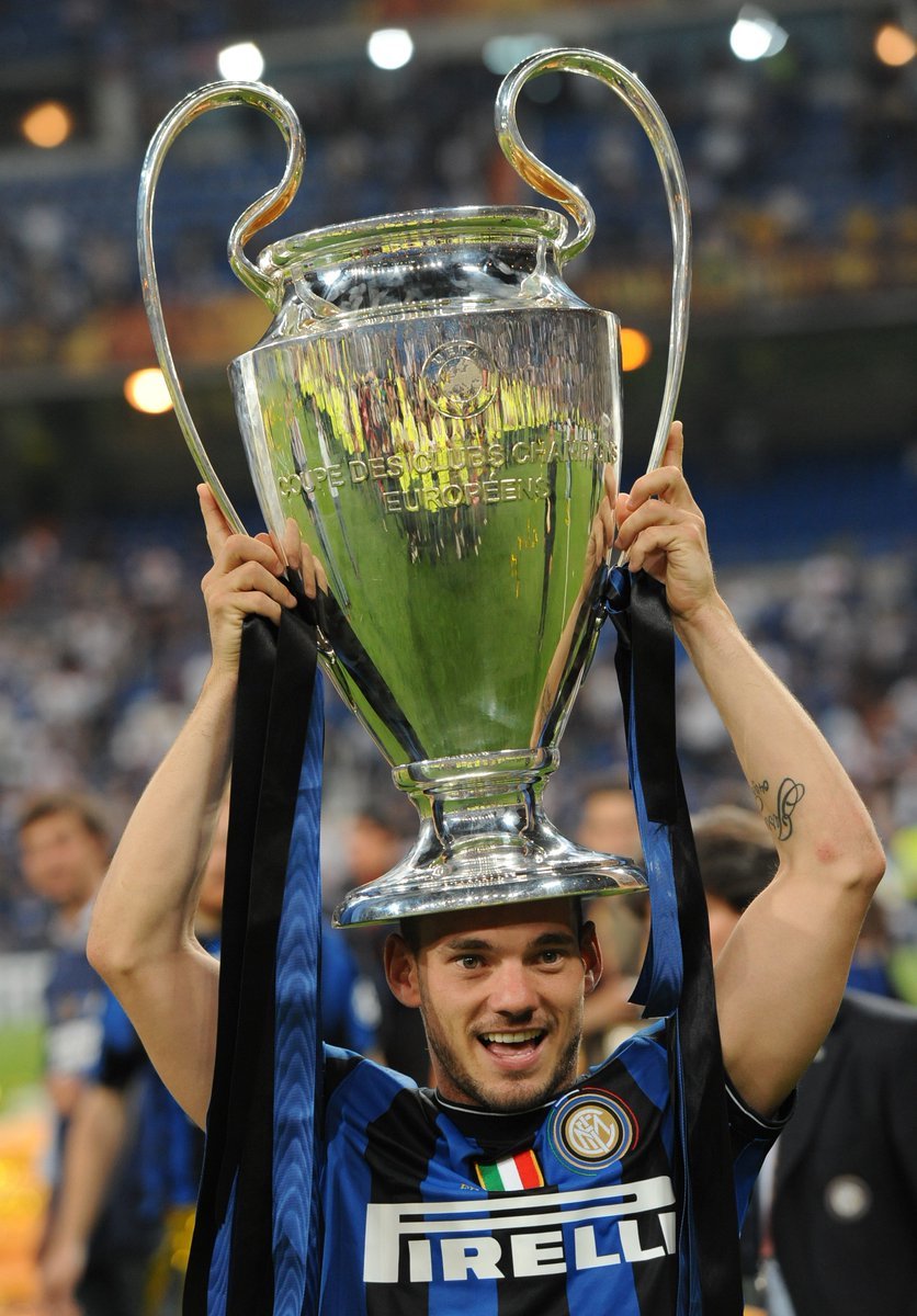  
 Sneijder cùng Inter, khi giành cú ăn 3 lịch sử gồm Serie A, Coppa Italia và Champions League.