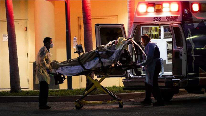  
Nhân viên y tế di chuyển một bệnh nhân Covid-19 lên xe cấp cứu (Ảnh: AP)
