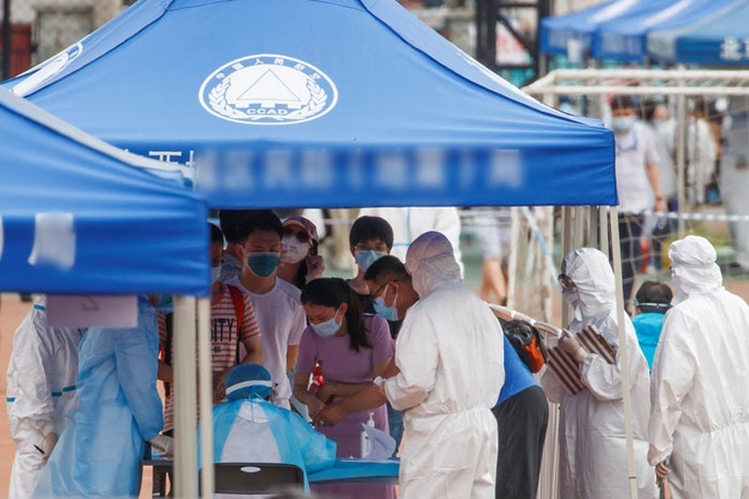  
Mọi người đã từng đến khu vực chợ Tân Phát Địa từ ngày 30/5 đến 12/6 đang đăng ký để được lấy mẫu xét nghiệm. (Ảnh: Reuters)