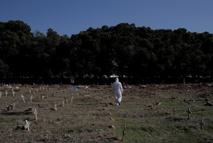  
Một nhân viên đào huyệt ở nghĩa trang thuộc Brazil. (Ảnh: Reuters)