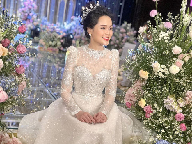 Quỳnh Anh đẹp lộng lẫy trong bộ váy cưới đắt giá. (Ảnh: Instagram).