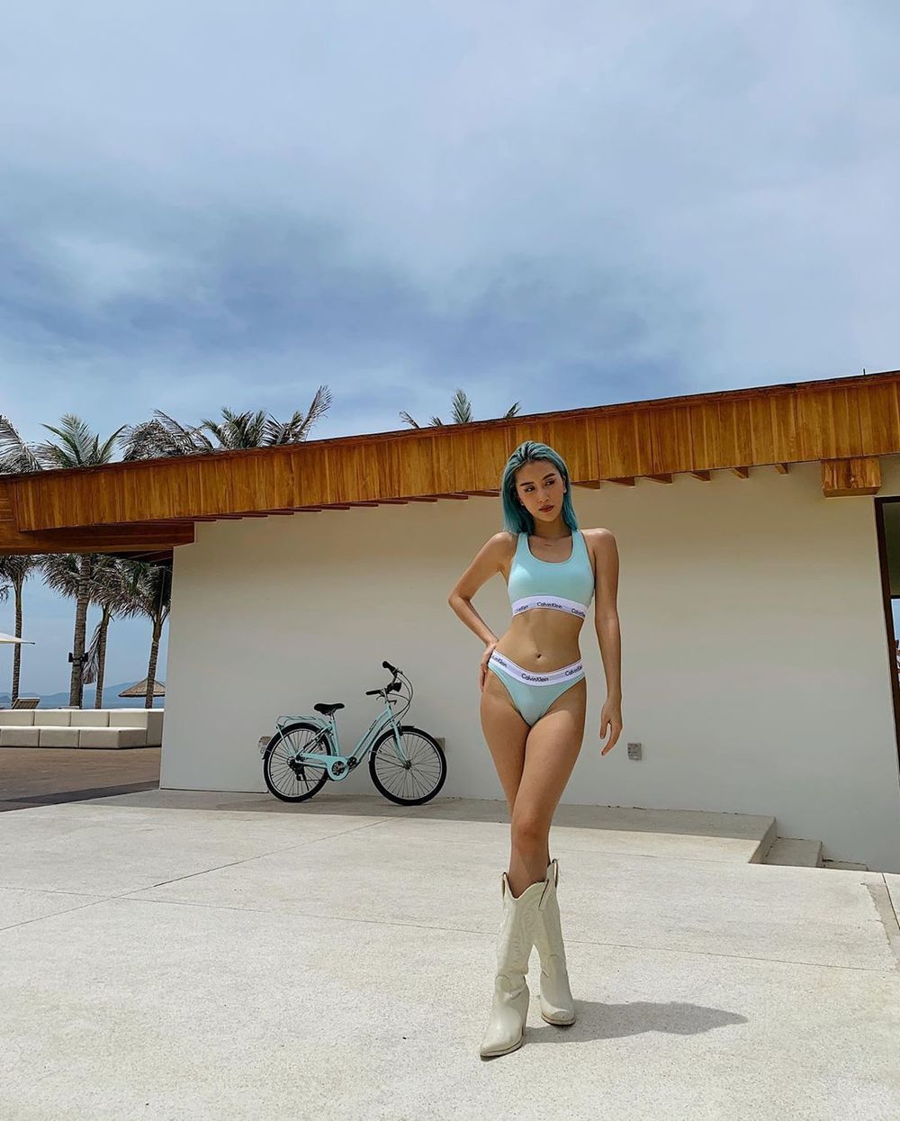  
Cũng trong chuyến đi mừng sinh nhật Chi Pu, Quỳnh Anh Shyn diện bộ đồ bơi xanh bạc hà, phối boot cao cổ lạ mắt. (Ảnh: Instagram nhân vật)