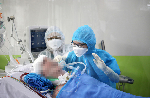  
Bệnh nhân 91 đang được các nhân viên y tế ở Bệnh viện Chợ Rẫy chăm sóc. (Ảnh: Tuổi Trẻ)