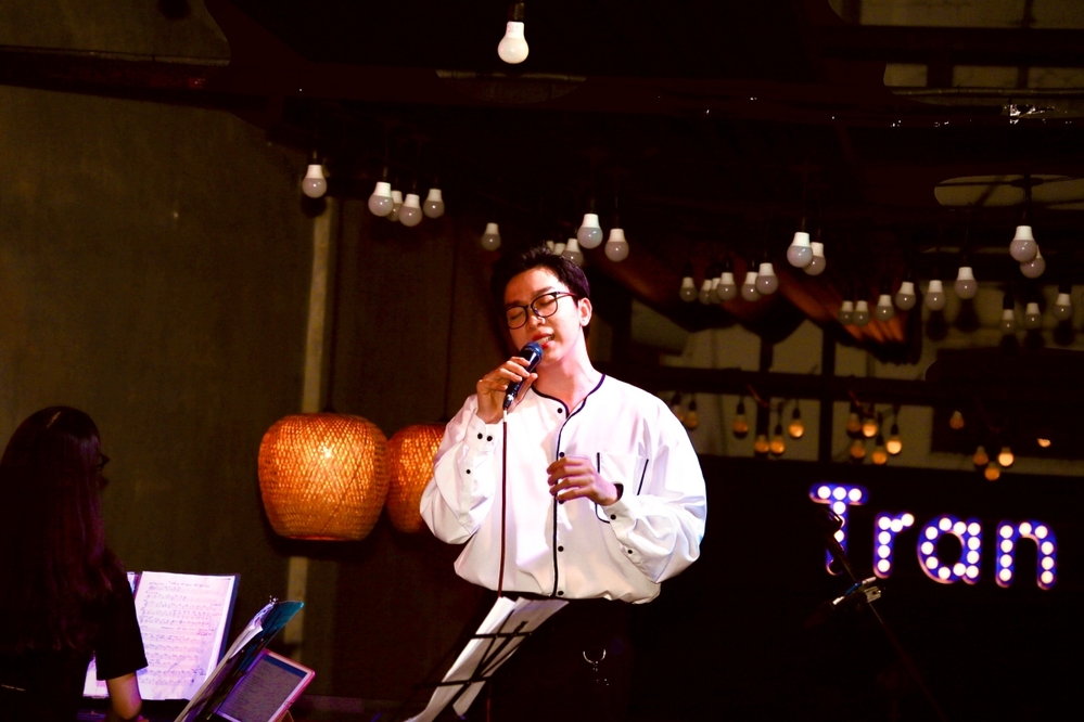  
Tăng Phúc trình bày loạt bản hit của mình trong đêm nhạc.