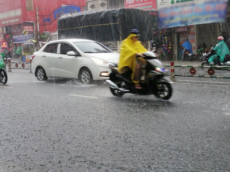 
Cơn mưa xuất hiện vào trưa ngày 10/6 tại Thành phố Hồ Chí Minh. (Ảnh: Pháp Luật Online)