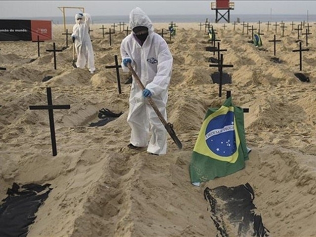  
Một hố chôn tập thể ở Brazil. (Ảnh: Báo Quốc Tế)