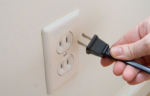  
Để tiết kiệm điện hiệu quả, nhiều chuyên gia kỹ thuật đã đưa ra khá nhiều cách, trong đó có việc rút ổ cắm điện những thiết bị không sử dụng. (Ảnh: Pinterest)