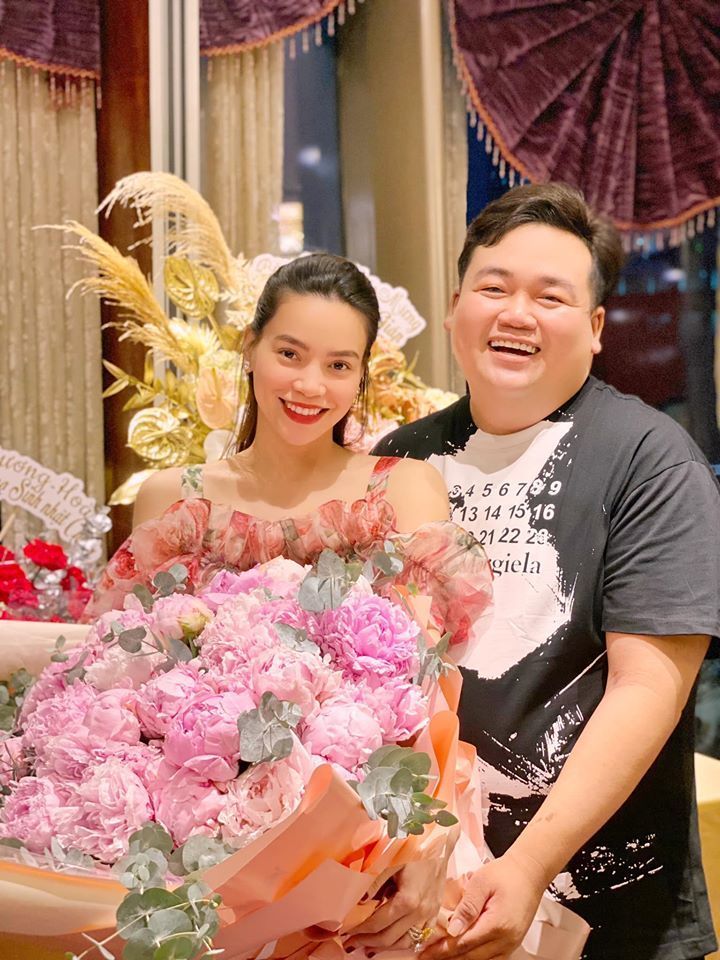  
Hồ Ngọc Hà dự sinh nhật của một người bạn thân thiết, cô khéo cầm hoa che toàn bộ thân trước để giấu vòng hai. (Ảnh: FBNV)