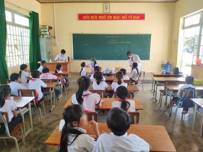 Khám sàng lọc bệnh bạch hầu cho học sinh​ tại trường học (Ảnh: Người lao động)