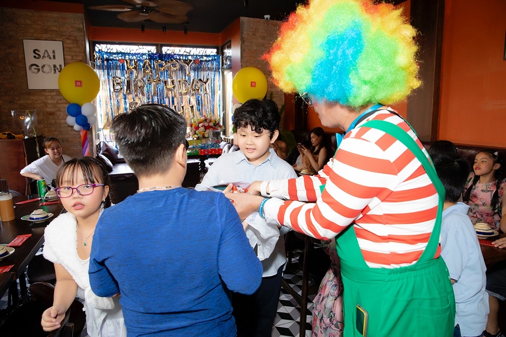 
Có cả chú hề mang niềm vui đến cho các bé trong tiệc sinh nhật cũng như lễ 1/6. (Ảnh: NVCC) - Tin sao Viet - Tin tuc sao Viet - Scandal sao Viet - Tin tuc cua Sao - Tin cua Sao