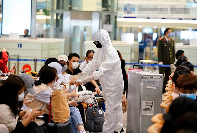  
Hành khách ở sân bay đeo khẩu trang nhằm ngăn chặn lây lan dịch Covid-19. (Ảnh: Bộ Y tế)