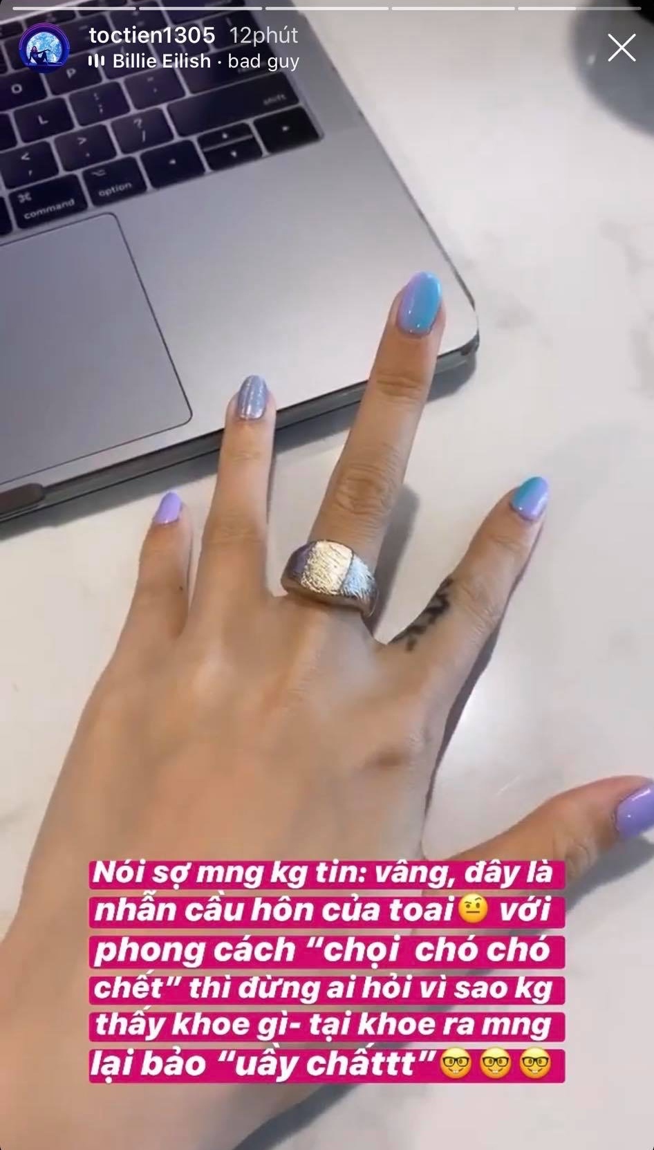  
Tóc Tiên thích thú với chiếc nhẫn cầu hôn độc đáo. (Ảnh: IGNV)