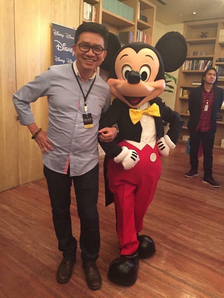 Thầy Phi chụp ảnh tại trụ sở của Disney ở Hoa Kỳ. Ảnh: FBNV