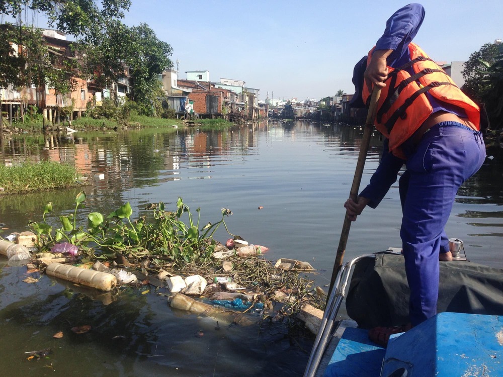  
Hình ảnh một công nhân môi trường đang vớt rác trên kênh Nhiêu Lộc (Thành phố Hồ Chí Minh). (Ảnh: Lao Động)