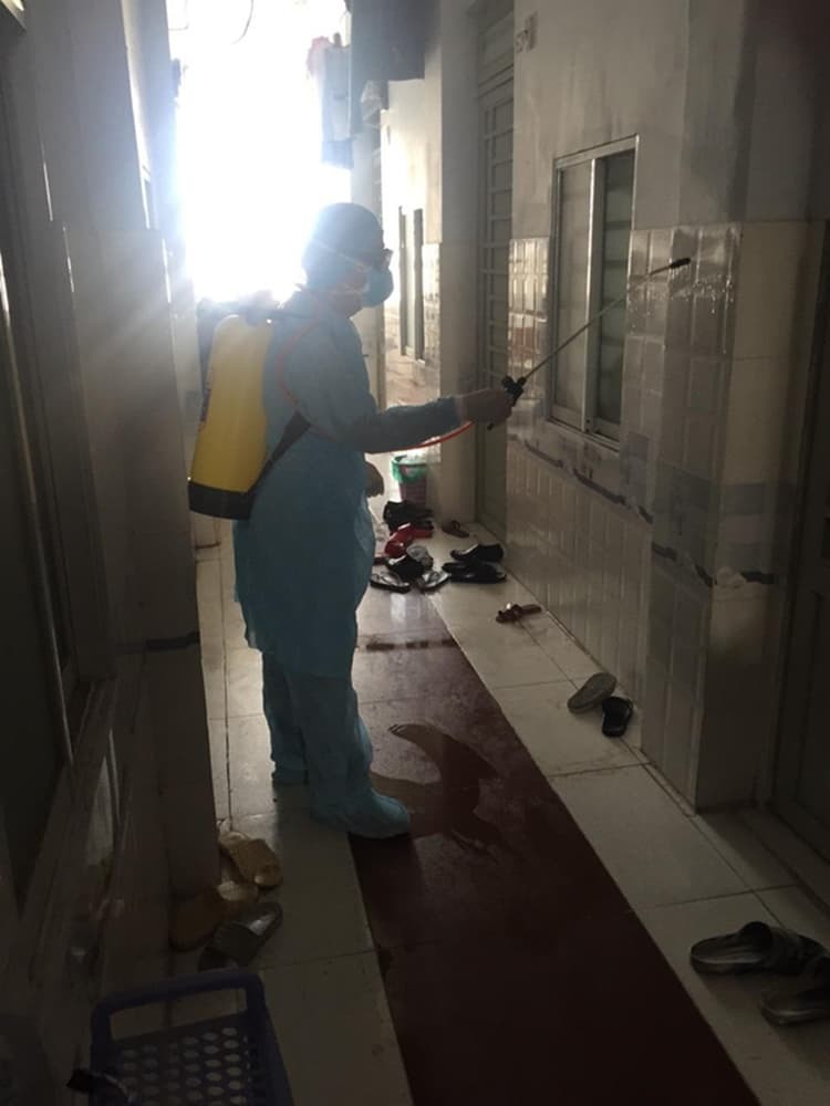  
Cán bộ y tế quận Tân Bình phun diệt khuẩn khu vực phát hiện có người nhập cảnh trái phép lưu lại (Ảnh: Tuổi Trẻ Online)