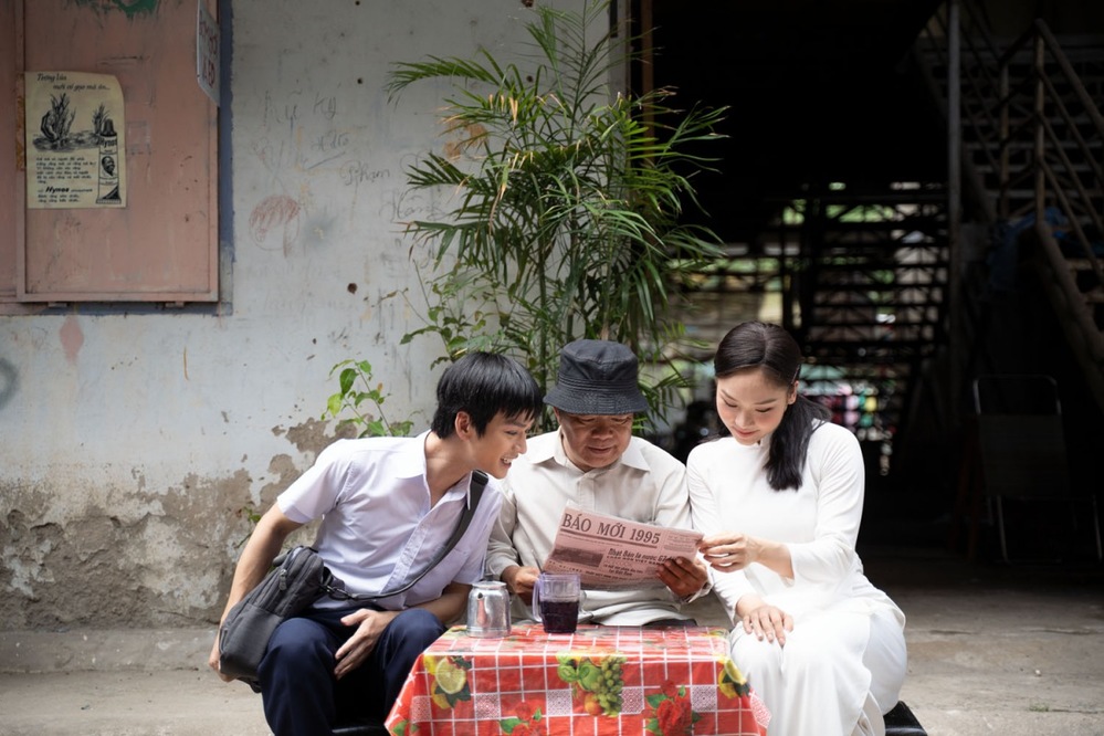  
Trần Nghĩa và Miu Lê trong một phân cảnh MV.