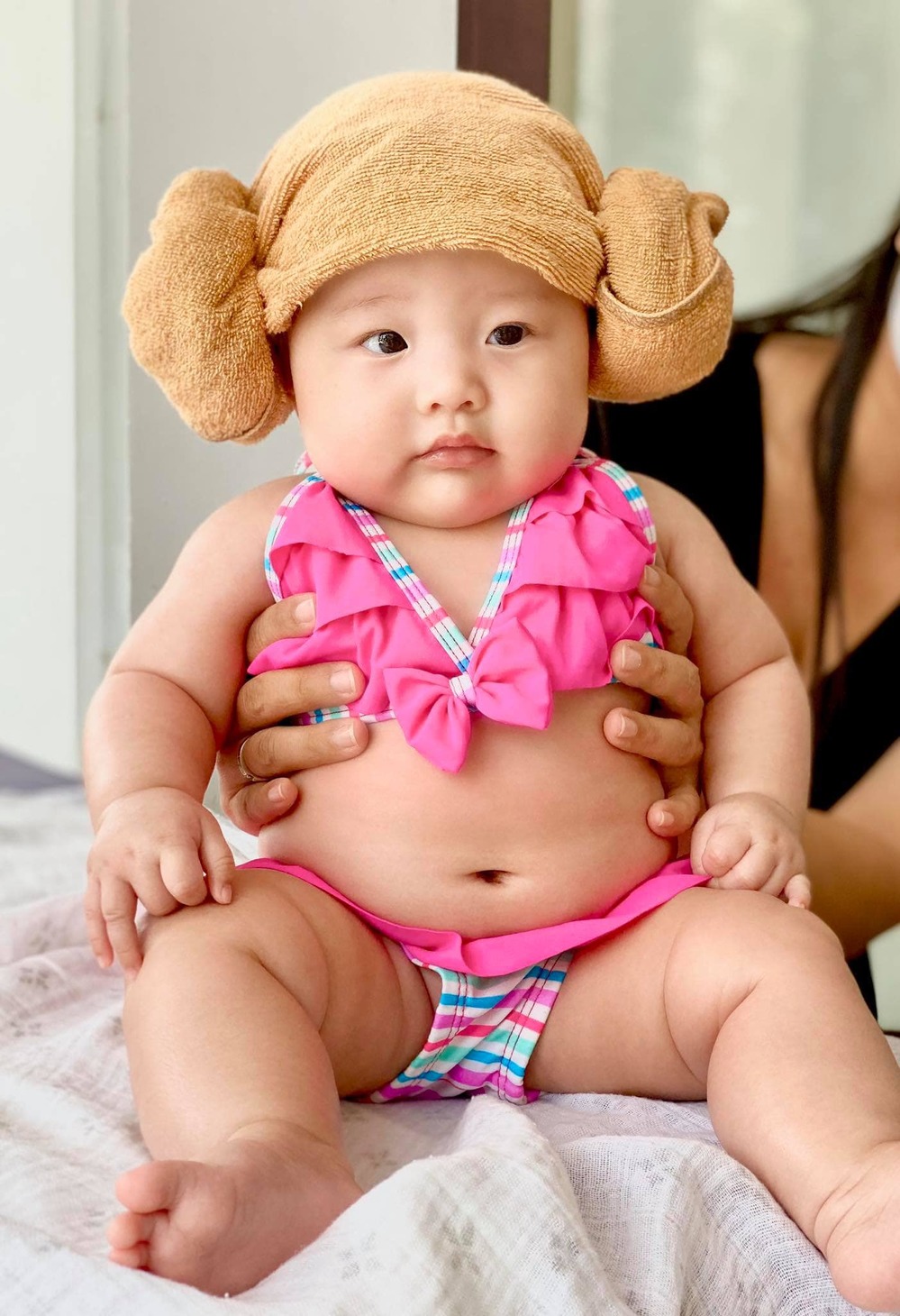 Người thân ghi lại khá nhiều khung ảnh kỉ niệm cho giai đoạn đầu đời của em bé. (Ảnh: FBNV)
Người thân ghi lại khá nhiều khung ảnh kỉ niệm cho giai đoạn đầu đời của em bé. (Ảnh: FBNV) - Tin sao Viet - Tin tuc sao Viet - Scandal sao Viet - Tin tuc cua Sao - Tin cua Sao