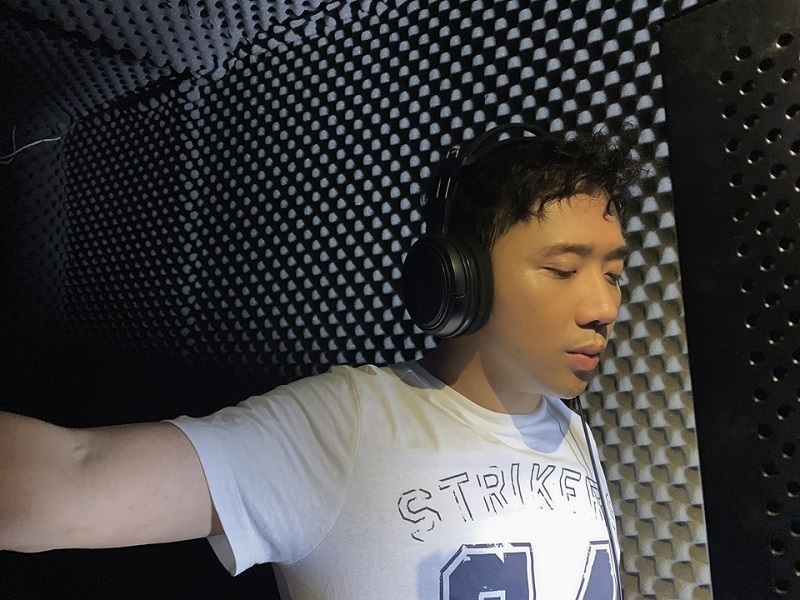  
Trấn Thành đang trong phòng thu và cover bài hát Độ Ta Không Độ Nàng. (Ảnh: Instagram)