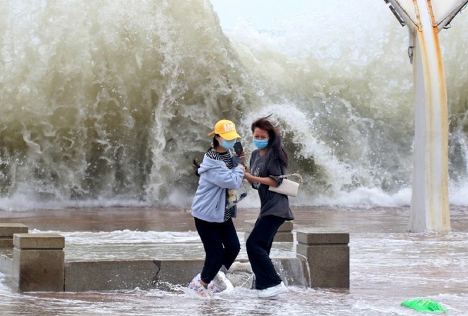  
Người dân không kịp tháo chạy khi nước lũ ập đến. (Ảnh: AFP)