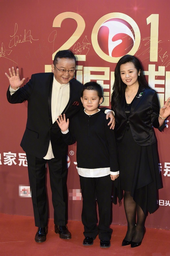  
Con trai "Hoà Thân" Vương Cương là một trong những cậu bé luôn nhận được sự quan tâm không ngớt từ truyền thông và công chúng. (Ảnh: Sina)