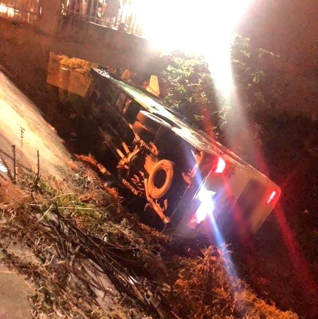  
Chiếc xe tải bị lật nghiêng khi đang trên đường từ Sầm Sơn trở về Thanh Hóa (Ảnh: Dân Trí)