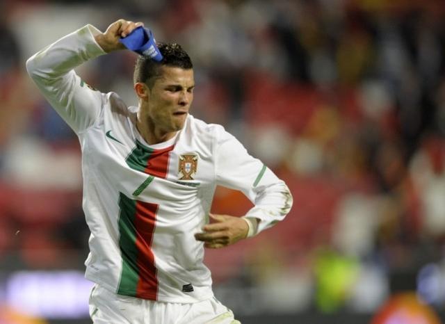  
Ronaldo tức giận vứt băng đội trưởng. (Ảnh: Kknews)