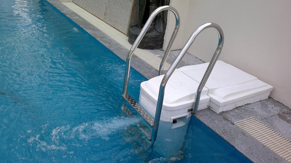  
Bể bơi được khử trùng bằng nước Clo. (Ảnh: Pinterest)