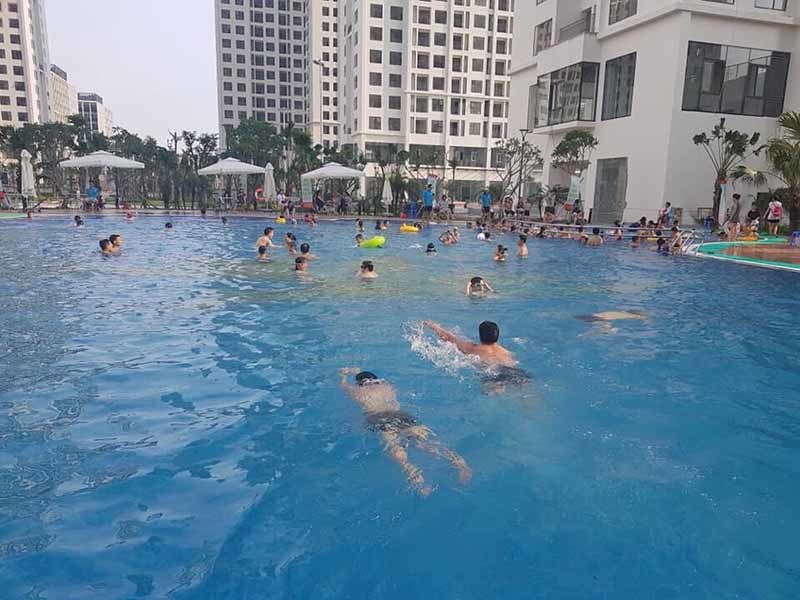  
Bể bơi là địa điểm giải nhiệt tốt nhất trong mùa hè (Ảnh: 24h)