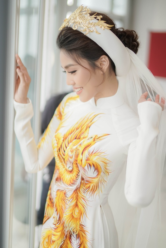  
Lan Khuê được khen ngợi hết lời với hình ảnh này, đây cũng là một trong những mẫu áo dài cưới đắt đỏ nhất Vbiz. (Ảnh: FBNV)