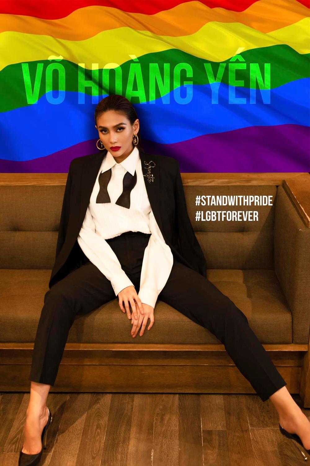  
Cô còn đăng tải bức ảnh với phông nền 7 sắc cầu vồng để ủng hộ cho cộng đồng LGBT được sống là chính mình. (Ảnh: FBNV) - Tin sao Viet - Tin tuc sao Viet - Scandal sao Viet - Tin tuc cua Sao - Tin cua Sao