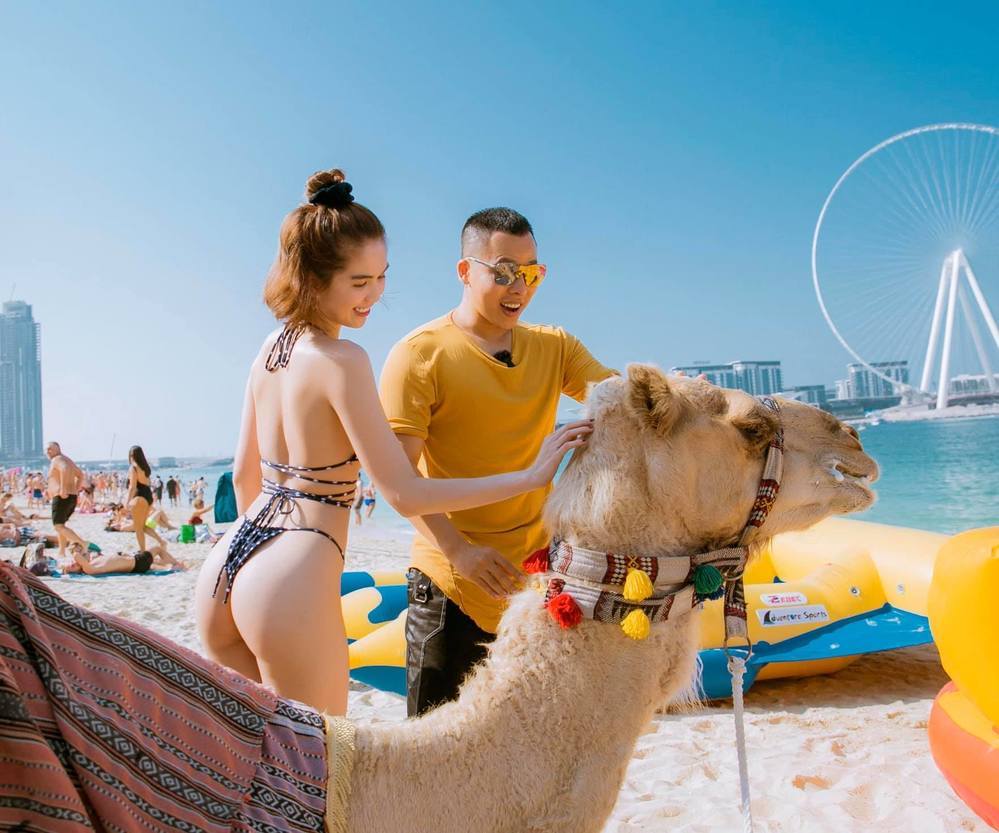 
Cặp sao trải nghiệm cưỡi lạc đà ở Dubai. (Ảnh: FBNV)