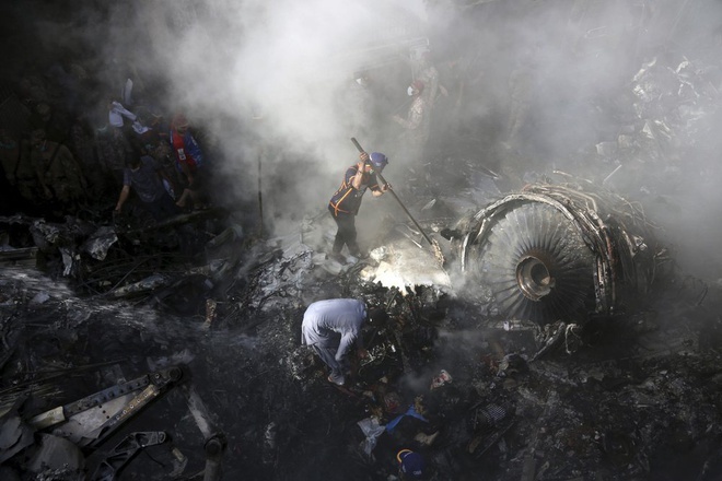  
Chiếc máy bay đâm vào khu dân cư khiến khu vực này bị thiệt hại khá nặng nề. (Ảnh: AFP)