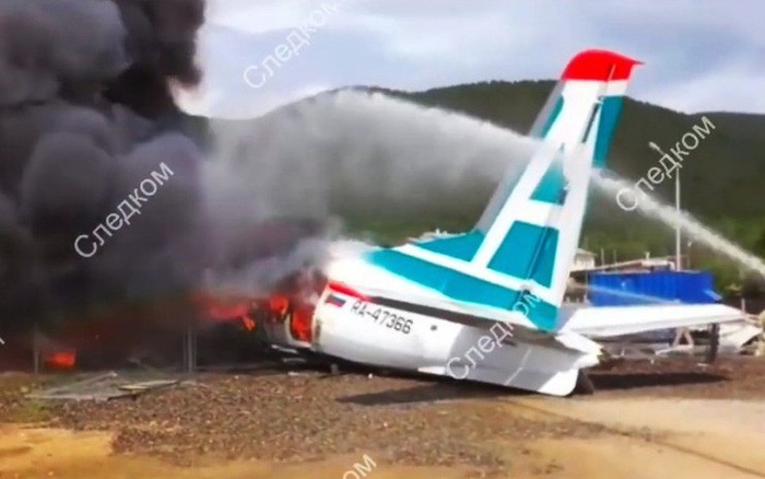  
Chiếc máy bay bị bốc cháy khi đâm vào nhà máy xử lý rác thải. (Ảnh: Twitter)