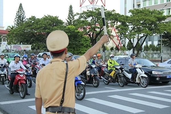  
Cảnh sát giao thông làm nhiệm vụ phân luồng, điều tiết giao thông. (Ảnh: VOV)