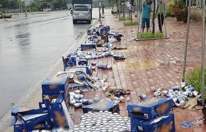 Các thùng bia được người dân hỗ trợ gom vào lề đường (Ảnh: Thanh Niên)