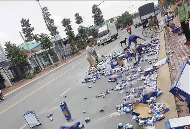 Hàng trăm thùng bia bị đổ ngổn ngang trên đường (Ảnh: Thanh Niên)