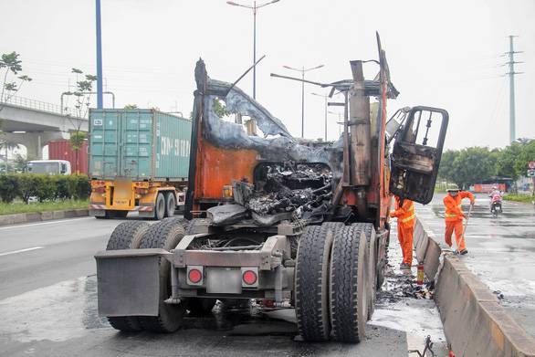 Hiện trường sự cố cháy xe đầu kéo container trên Xa lộ Hà Nội (Ảnh: Tuổi Trẻ Online)
