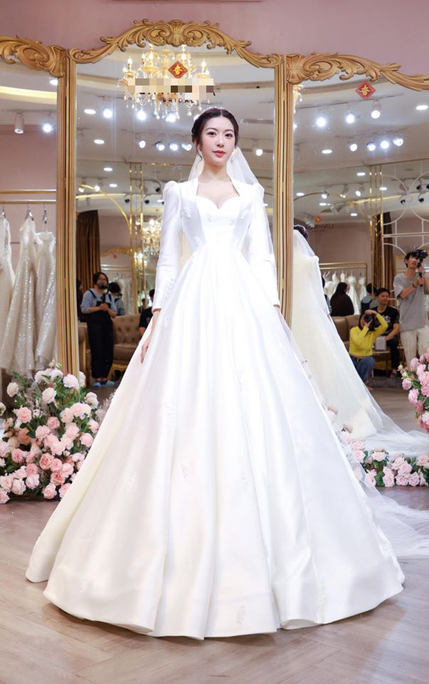  
Thiết kế váy cưới cách điệu giúp Thúy Vân trông như nữ hoàng. (Ảnh: FBNV)