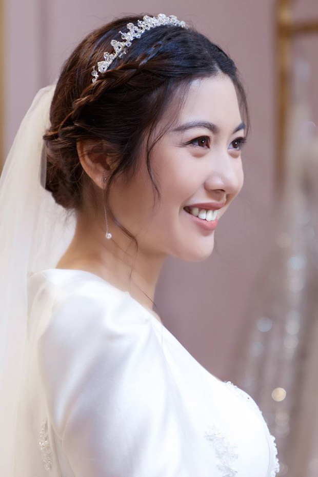  
Nụ cười rạng rỡ của Á hậu Thúy Vân khi thử hai chiếc váy cưới, chuẩn bị cho ngày trọng đại. (Ảnh: FBNV)