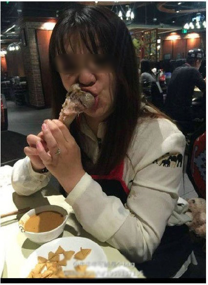  
Đừng bao giờ chụp ảnh con gái khi đang ăn (Ảnh Weibo)