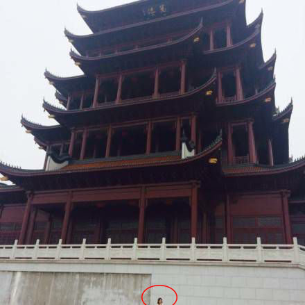  
Khi vợ bạn muốn chụp hình với toà kiến trúc cổ (Ảnh Weibo)