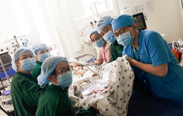  
Các bác sĩ trong ekip chăm sóc chống loét cho 2 bé (Ảnh: Giadinh.net)