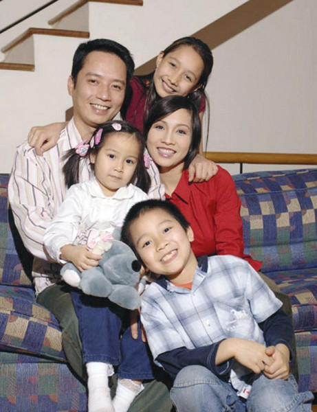  
Gia đình của Mỹ Linh với 2 cô con gái và cậu con trai, cả 3 đều rất đa tài. (Ảnh: Vietnamnet)