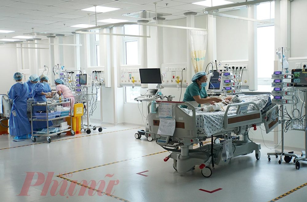  
Hai bé T.N - D.N được nằm chung trong một phòng bệnh để đội ngũ y tế tiện chăm sóc, theo dõi sức khỏe (Ảnh: Báo Phụ nữ)