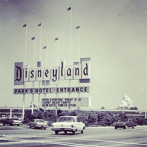  
Trong ngày đầu tiên mở cửa, Disneyland tại bang California chỉ có vỏn vẹn 18 trò chơi hoạt động (Ảnh: Insider)