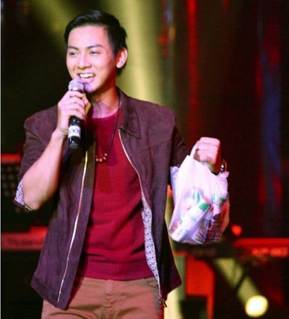  
Hoài Lâm vui vẻ khi được fan tặng cho một túi kẹo (Ảnh: Bestie)
