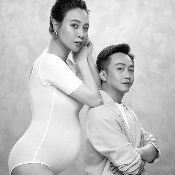 
Trong bức ảnh, hai vợ chồng mặc đồ "ton-sur-ton". Đây là lần đầu tiên cô đăng ảnh xác nhận thông tin mang thai con đầu lòng với ông xã. (Ảnh: FBNV) - Tin sao Viet - Tin tuc sao Viet - Scandal sao Viet - Tin tuc cua Sao - Tin cua Sao