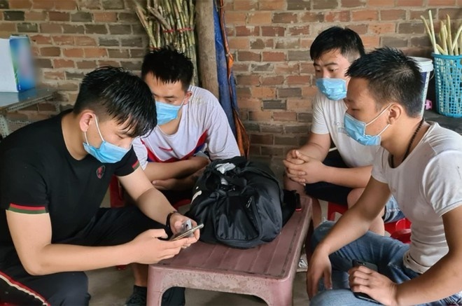  
Bốn người Trung Quốc được đưa vào khu cách ly sau đó bỏ trốn (Ảnh: Thanh niên)