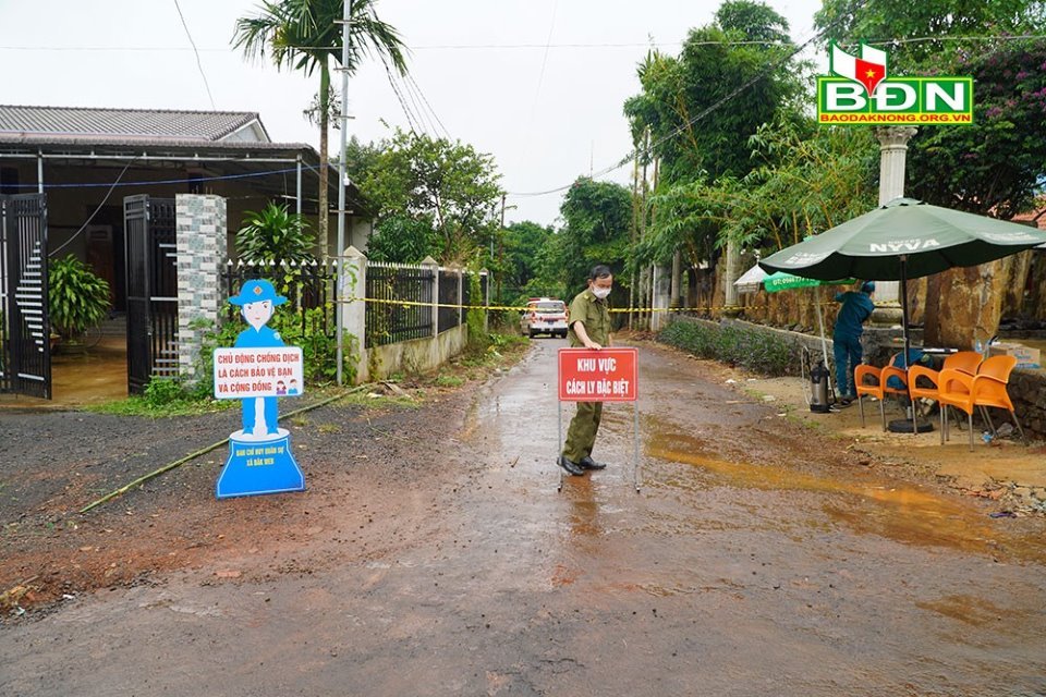  
Chốt kiểm soát nhằm ngăn chặn bệnh lây lan tại huyện Đắk R’lấp, tỉnh Đắk Nông (Ảnh: Báo Đắk Nông)